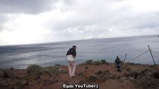 Πήγε στην Κόκκινη Παραλία που είναι κλειστή μετά τους σεισμούς και είπε στους πυροσβέστες «είμαι YouTuber, ήρθα να ελέγξω την κατάσταση»