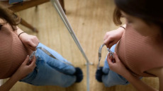 Πόσο επικίνδυνη μπορεί να γίνει η διαστρεβλωμένη εικόνα σώματος στην εφηβεία – Η απειλή του αυτοτραυματισμού