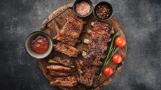 Τα μυστικά του BBQ της Τσικνοπέμπτης για τέλειο ψήσιμο σε κάθε κρέας