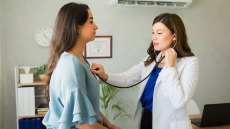 Χωρίς ιδιωτική ασφάλιση και επισκέψεις σε γιατρούς οι περισσότεροι πολίτες – Τι μπορεί να γίνει