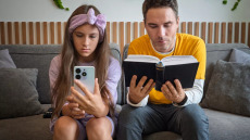 Κρατάτε σημειώσεις και στέλνετε ηχητικά; Και άλλα 8 σημάδια που μαρτυρούν «πόσο boomer είστε»