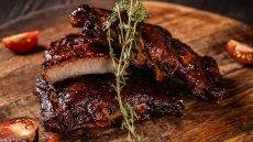  Τσικνοπέμπτη έξω ή στο σπίτι; - 4 συνταγές για να ψήσετε και 3 μαγαζιά για να τσικνίσετε