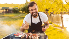 Ετοιμάζεστε για ψήσιμο στα κάρβουνα την Τσικνοπέμπτη; Η διαιτολόγος δίνει 8 συμβουλές για ψητά χωρίς καρκινογόνες ουσίες