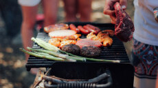 Τσικνοπέμπτη: Δέκα tips για να αποφύγετε θερμίδες και δυσπεψία