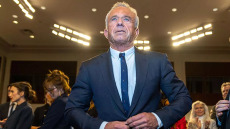 «Σαν να βάζουμε τον λύκο να φυλάει τα πρόβατα» – Ελληνίδα ιολόγος σχολιάζει τα σχέδια του Robert Kennedy Jr στις ΗΠΑ