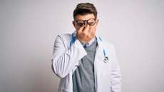 Ελληνική μελέτη αποκαλύπτει τα σημάδια που άφησε η πανδημία σε γιατρούς και νοσηλευτές – Ποιοι ένιωσαν πιο ευάλωτοι