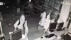 Θεσσαλονίκη: Η στιγμή που διαρρήκτες μπαίνουν σε φαρμακεία - Πήραν €40 και προκάλεσαν ζημιά €600