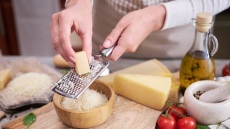 Γιατί είναι καλύτερο να τρίβετε μόνοι σας το τυρί