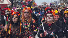  Χιλιάδες κόσμου στην καρναβαλική παρέλαση της Θεσσαλονίκης - Δείτε βίντεο και φωτογραφίες