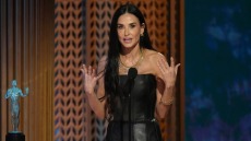 Η συγκινητική ομιλία της Ντέμι Μουρ στα βραβεία SAG: Ήμουν το μικρό κορίτσι, που δεν πίστευε στον εαυτό του