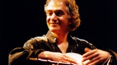 Ομάρ Φαρούκ Τεκμπιλέκ: Ο διάσημος Τούρκος μουσικός ετοιμάζει συναυλία στην Αθήνα με έργα Μίκη Θεοδωράκη