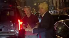 Άλεκ Μπάλντουιν: Οργή με σωσία του Τραμπ που τον περίμενε έξω από το σπίτι του - «Αν δεν είχες την κάμερα θα σου έσπαγα τον λαιμό»