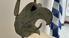 Υπουργείο Πολιτισμού: Χάλκινη κεφαλή γρύπα που είχε κλαπεί το 1936 από την Αρχαία Ολυμπία επεστράφη στην Ελλάδα από το ΜΕΤ της Νέας Υόρκης