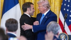 Τραμπ και Μακρόν επανήλθαν στη μάχη της χειραψίας - Τα βίντεο που έγιναν viral