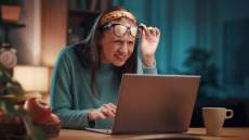 Όραση: Η μία επιπλέον ώρα που αυξάνει τον κίνδυνο να βάλουμε γυαλιά μυωπίας