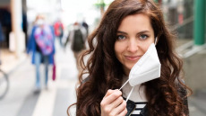 Κορωνοϊός: Από το στίγμα της νόσου σε ένα αδιάφορο συνάχι – Η μαρτυρία της ασθενούς «μηδέν» στο ygeiamou