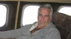 «Αγαπητέ Τζέφρι, έφερα στον κόσμο μια μικρή Ελληνίδα»: Το μήνυμα άγνωστης γυναίκας στον Επστάιν και το «τσίζμπεργκερ» που πυροδοτεί θεωρίες συνωμοσίας