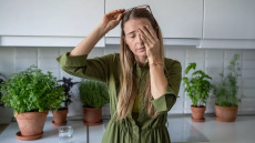 Γενιά – «σάντουιτς»: Από τι κινδυνεύουν οι 50χρονοι που φροντίζουν και γονείς και παιδιά