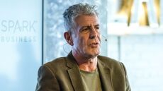 Άντονι Μπουρντέν: Η πρώην βοηθός του αποκάλυψε το μήνυμα που της έστειλε μία μέρα πριν τον θάνατό του