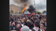 Βίντεο: Μολότοφ που εκτοξεύεται από τους κουκουλοφόρους πέφτει πάνω σε διαδηλωτή στο Σύνταγμα