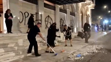 Βίντεο: Η στιγμή που εργαζόμενοι μαζεύουν τα ξηλωμένα μάρμαρα ξενοδοχείου που άφησαν πίσω τους κουκουλοφόροι στην Αθήνα