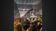 Νυχτερινή παρέλαση καρναβαλιστών στην Ξάνθη με «βροχή» πυροτεχνημάτων – Δείτε βίντεο