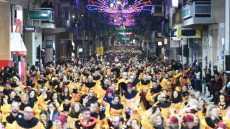 Με χορό και κέφι η νυχτερινή ποδαράτη παρέλαση του πατρινού καρναβαλιού - Δείτε βίντεο και φωτογραφίες