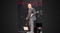 Μπίλι Τζόελ: Οι θαυμαστές του ανησυχούν μετά την πτώση του στη σκηνή σε συναυλία του - «Επικίνδυνο να πέφτεις έτσι στα 75 σου»