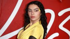  Charli XCX: Σε συζητήσεις για να πρωταγωνιστήσει στην ταινία «Narnia» της Γκρέτα Γκέργουιγκ 