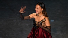 Η Ζόε Σαλντάνα κέρδισε το Όσκαρ και ξέσπασε σε κλάματα: «Είμαι περήφανη κόρη μεταναστών»