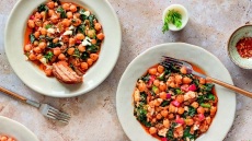 Φτιάχνουμε ρεβίθια λαδερά με ντομάτα, σπανάκι και φέτα