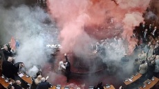 Χάος στη βουλή της Σερβίας - Βουλευτής της κυβέρνησης υπέστη εγκεφαλικό αφού χτυπήθηκε από δακρυγόνο 