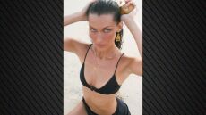 Η Μπέλα Χαντίντ ποζάρει με μπικίνι μπροστά στο ηλιοβασίλεμα - Δείτε τις φωτογραφίες