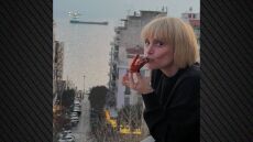 Η Ελεωνόρα Ζουγανέλη ευχήθηκε «καλή Σαρακοστή» φιλώντας... μία γαρίδα