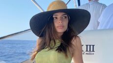 Έμιλι Ραταϊκόφσκι: Η φωτογραφία από το ταξίδι της στη Βραζιλία - Κάνει ηλιοθεραπεία στην παραλία