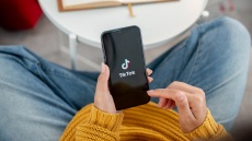 Δημιουργήθηκε κλίμακα μέτρησης εθισμού στο TikTok – Πόσες ώρες το χρησιμοποιούν οι Έλληνες, σύμφωνα με το ΕΚΠΑ