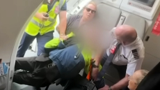 Αυστραλία: 17χρονος επιβιβάστηκε σε αεροσκάφος με τουφέκι, τον ακινητοποίησαν επιβάτες