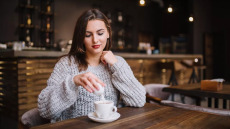 Έρευνα αποκαλύπτει το «πικρό» έργο ενός δημοφιλούς γλυκαντικού στη φλεγμονή και την καρδιά