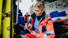 Μία γιατρός του ΕΚΑΒ μιλά για την (αν)ισότητα των φύλων: «Έλειψα πολύ στην κόρη μου, δουλειά και οικογένεια συνδυάζονται με κόπο»