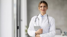 Ανάμεσα στην καριέρα και τη γυάλινη οροφή: Οι γυναίκες – μητέρες – γιατροί συνεχίζουν να δίνουν τη δική τους μάχη