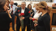 Ο Κουτσούμπας μοίρασε κόκκινα γαρύφαλλα στις κοινοβουλευτικές συντάκτριες, για την Παγκόσμια Ημέρα της Γυναίκας 