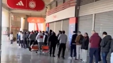 Ολυμπιακός: Τεράστια ουρά από νωρίς το πρωί στην μπουτίκ για την επετειακή φανέλα - Δείτε βίντεο