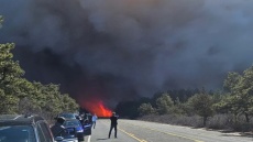 Τεράστια πυρκαγιά στο Λονγκ Άιλαντ των ΗΠΑ οδηγεί σε εκκενώσεις και στο κλείσιμο αυτοκινητόδρομων - Δείτε βίντεο 