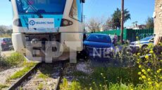 Πάτρα: Συρμός του προαστιακού παρέσυρε ΙΧ που είχε παρκάρει σχεδόν πάνω στις γραμμές