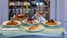 ΑTHeRee: Το μικρούτσικο μαγέρικο στη στοά Τοσίτσα με το σπιτίσιο φαγητό