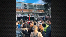 Φοιτητές στη Σερβία απέκλεισαν τη δημόσια ραδιοτηλεόραση – Συνεχίζονται οι αντικυβερνητικές διαδηλώσεις