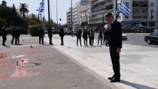 Ο Μητσοτάκης υποκλίθηκε μπροστά από το σημείο με τα ονόματα των 57 θυμάτων των Τεμπών