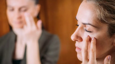 Το απαλό άγγιγμα που εξαφανίζει το άγχος σε 5′- Μια ψυχοθεραπεύτρια δείχνει τα 5 βήματα του tapping