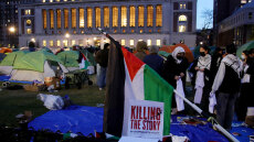 Ο Τραμπ απειλεί να αφαιρέσει τη διαπίστευση του Κολούμπια και απαγορεύει τις βίζες για ξένους φοιτητές στο Χάρβαρντ 