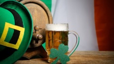 St. Patrick's Day: Γιατί πίνουμε μπίρα και πώς να φτιάξουμε τη δική μας πράσινη